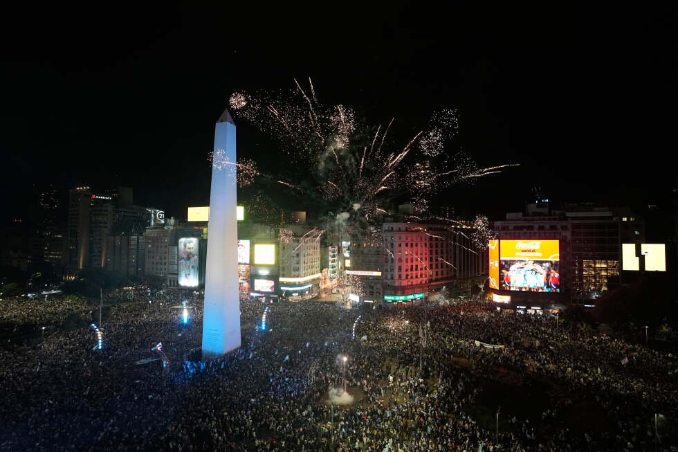 argentina’s-soccer-fans-flood-the-streets-of-buenos-aires-to-celebrate-2in-over-england