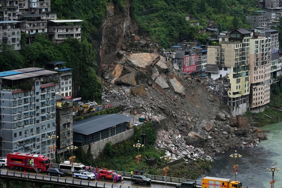 rescatistas-se-apuran-a-buscar-sobrevivientes-bajo-la-lluvia-tras-deslave-en-china;-suman-8-muertos