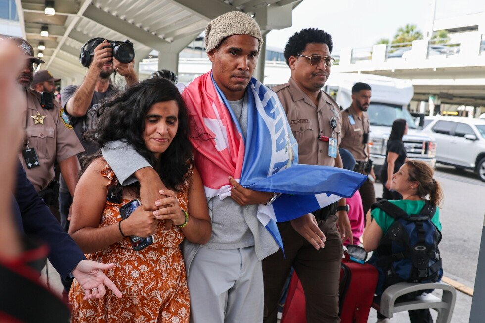cuban-dissident-artist-luis-manuel-otero-alcantara-arrives-in-miami