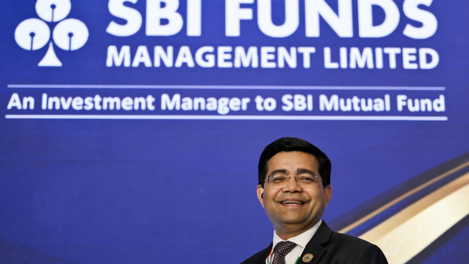 india’s-largest-asset-management-firm-makes-a-muted-market-debut-after-a-$1-billion-ipo