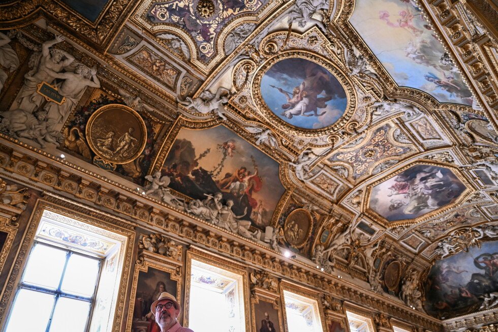 el-louvre-reabre-la-galeria-de-apolo-tras-un-audaz-robo,-pero-no-hay-joyas-en-exhibicion