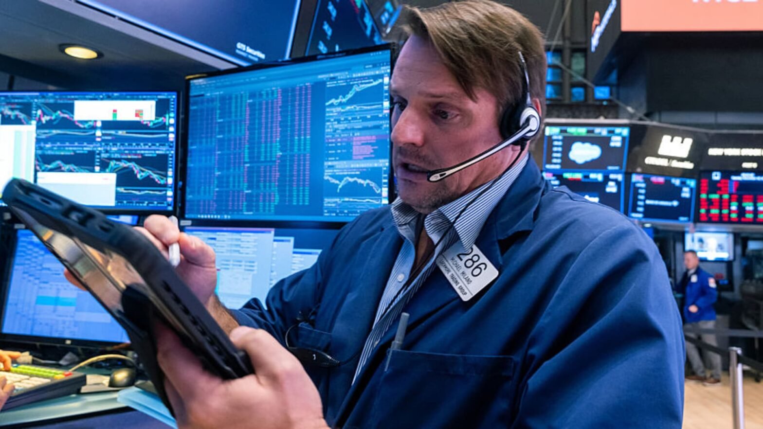 as-the-s&p-500-sells-off,-traders-eye-key-‘risk-pivot’-level