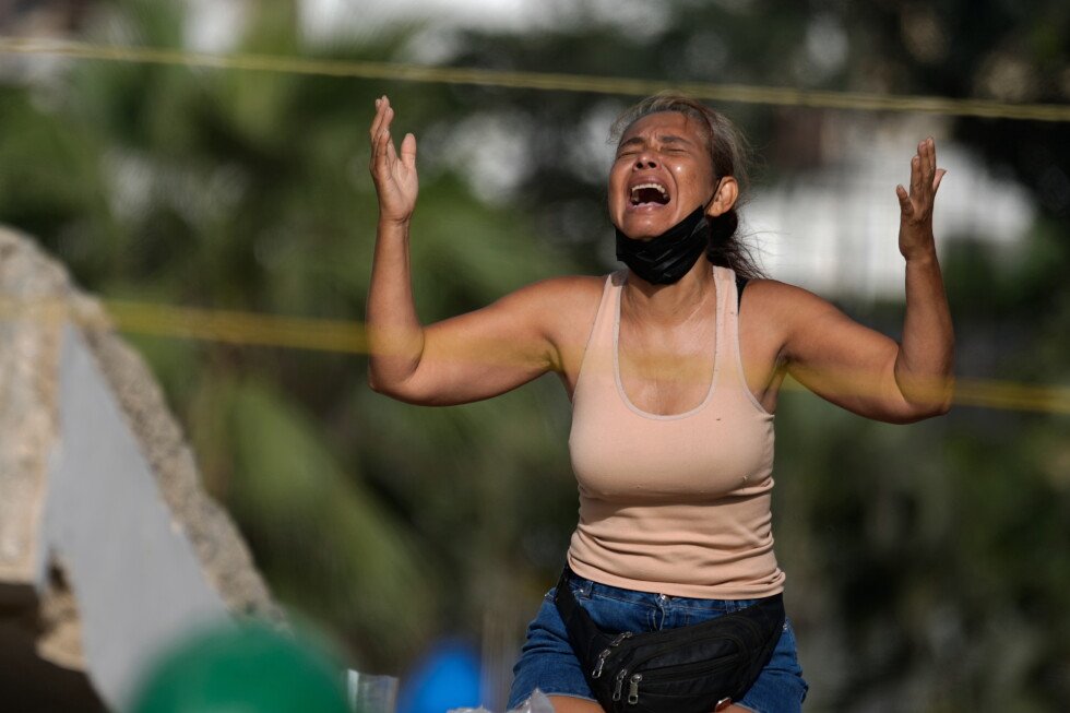 one-frame-captures-a-mother’s-anguish-during-a-search-through-a-collapsed-building-in-venezuela