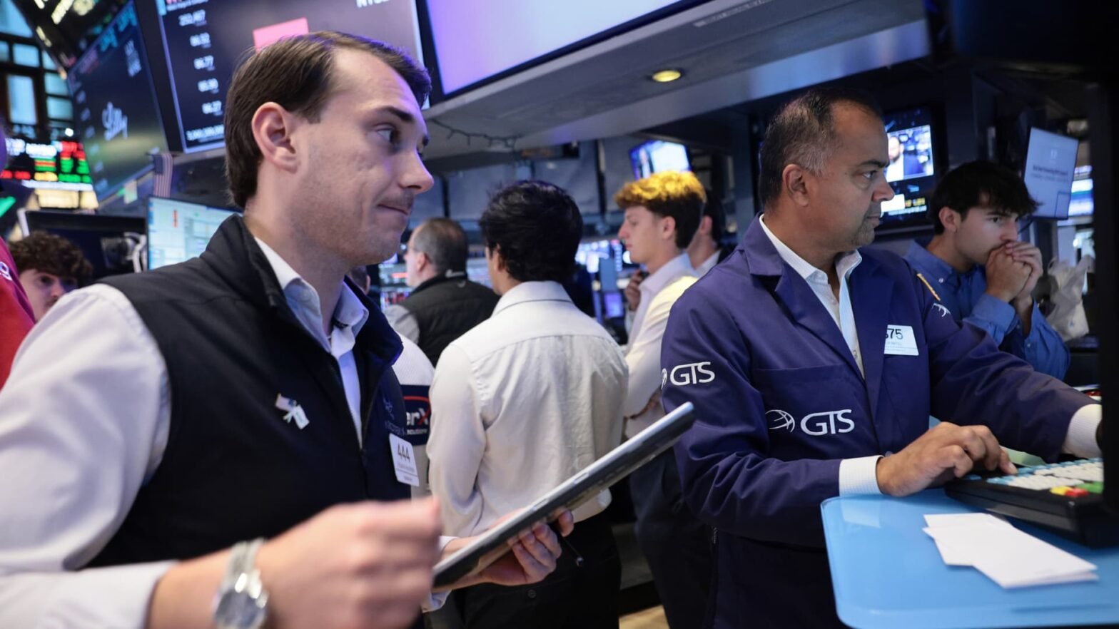 oil-spurs-a-sell-off,-trump’s-new-tariffs,-intel-earnings-and-more-in-morning-squawk
