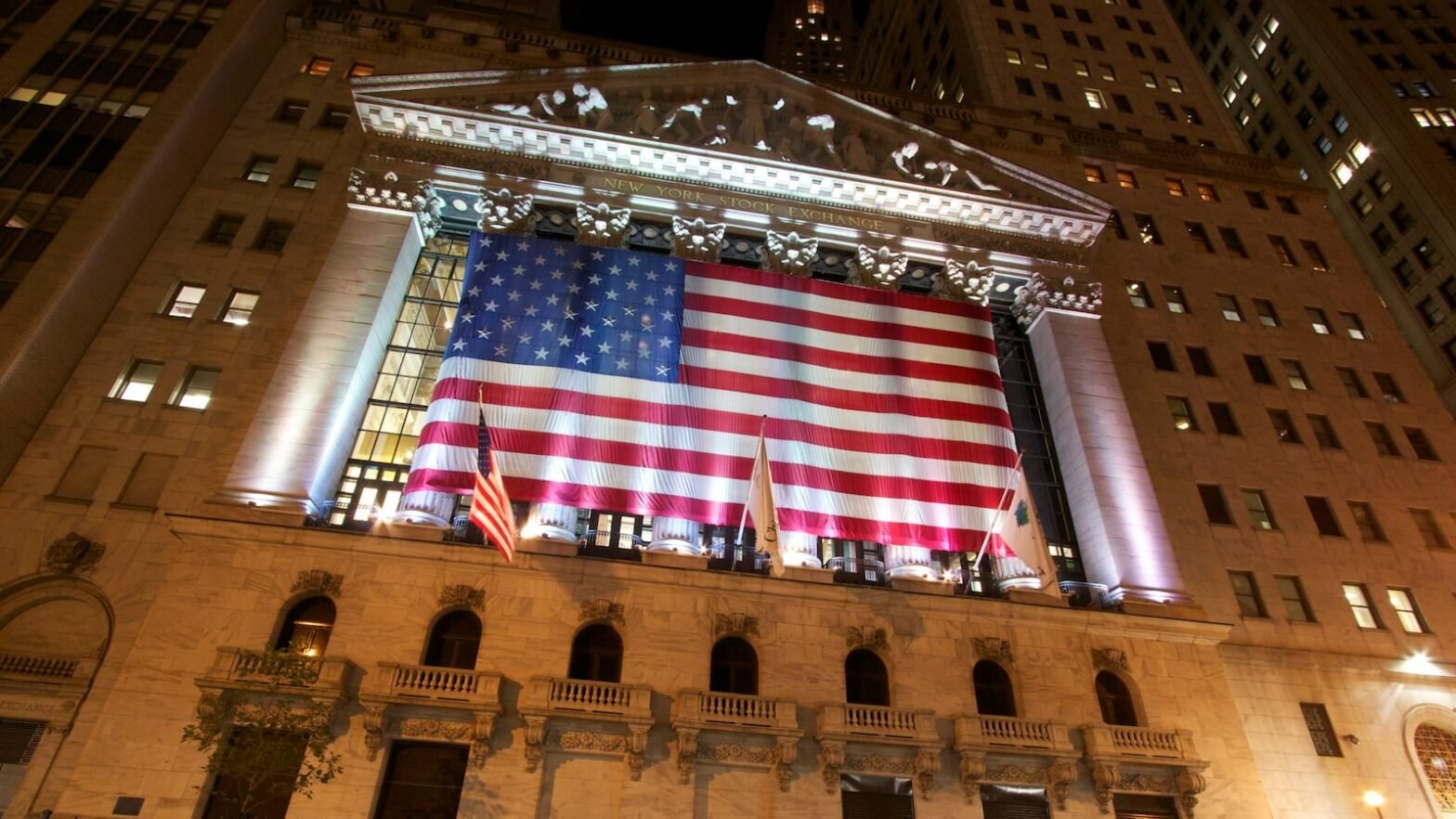 us-stock-market-today:-wall-street-split-after-tech-rout;-s&p,-dow-edge-higher-as-nasdaq-slips