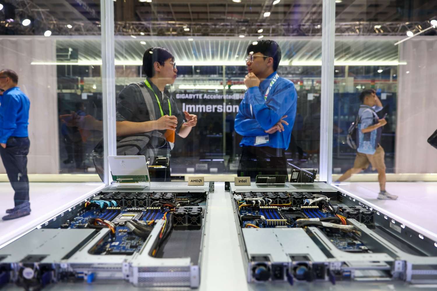 the-chip-stock-slide-isn’t-over-the-ai-trade-is-still-under-pressure.-but-‘no-one-is-short’