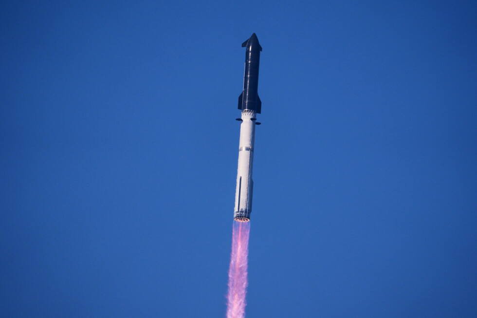 spacex-launches-starship-on-latest-test-flight-with-starlinks