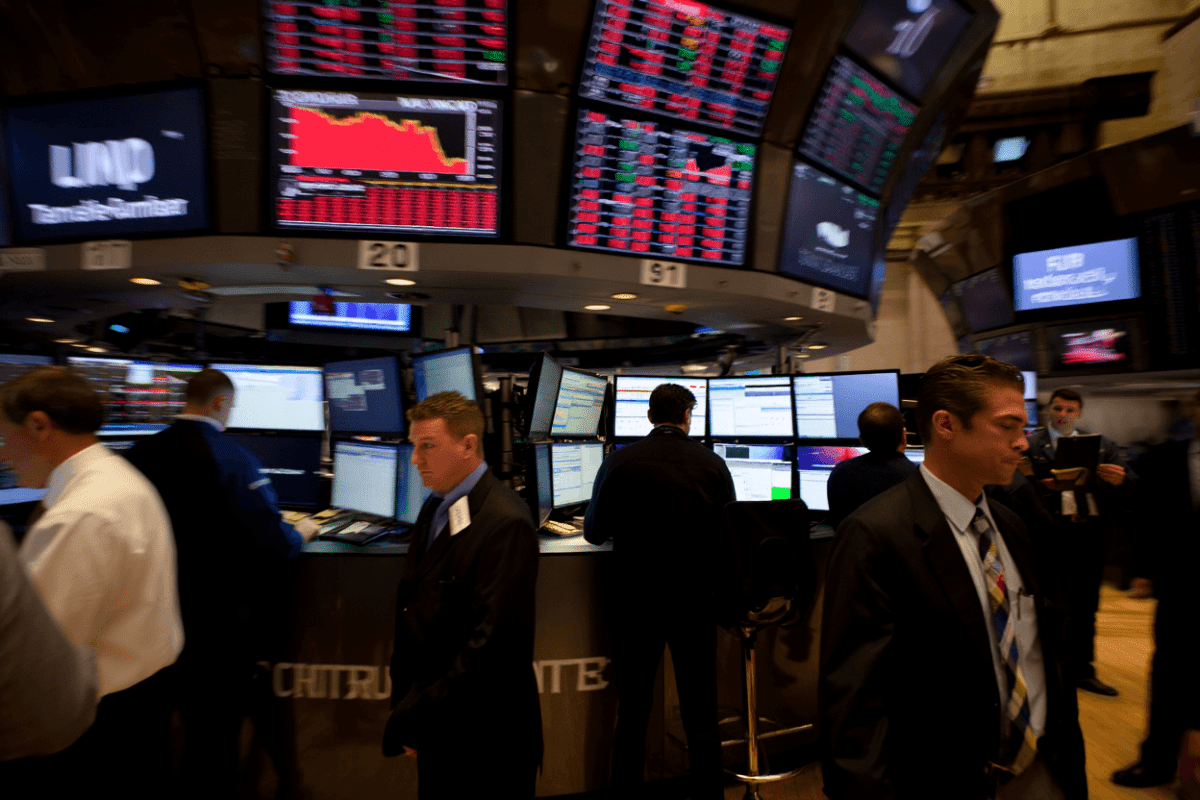 us-stocks-diverged-friday-with-the-dow-up-046%-and-nasdaq-down-0.64%-as-new-tariffs-and-ai-concerns-roil-markets
