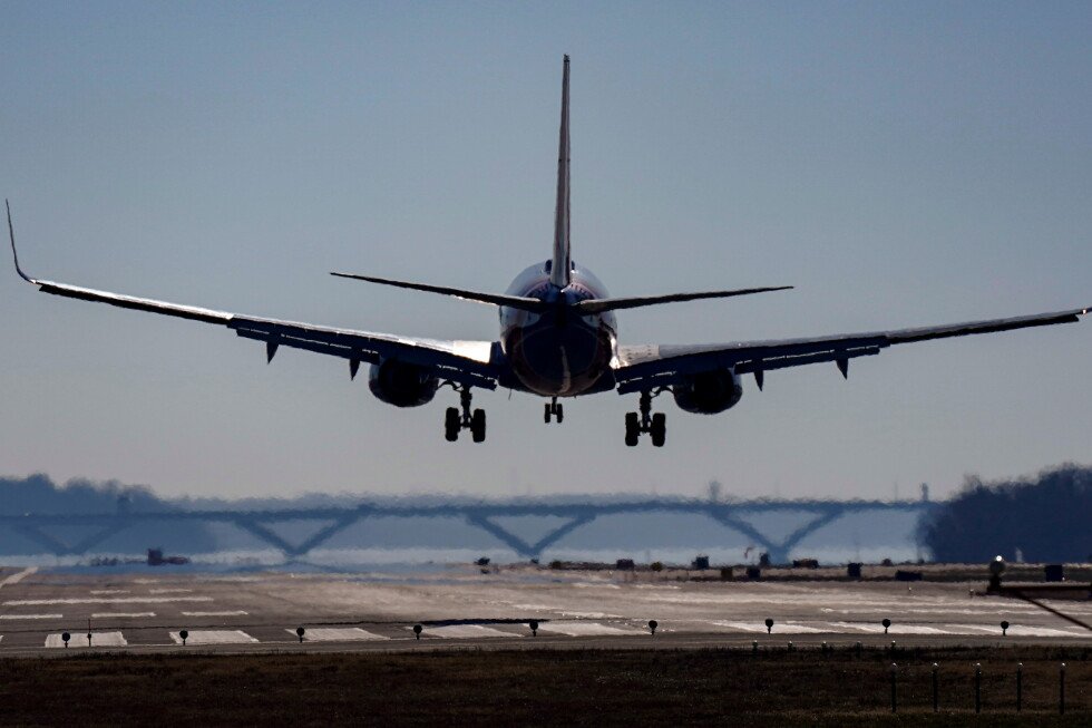 how-to-eat-and-drink-to-minimize-jet-lag-on-vacation