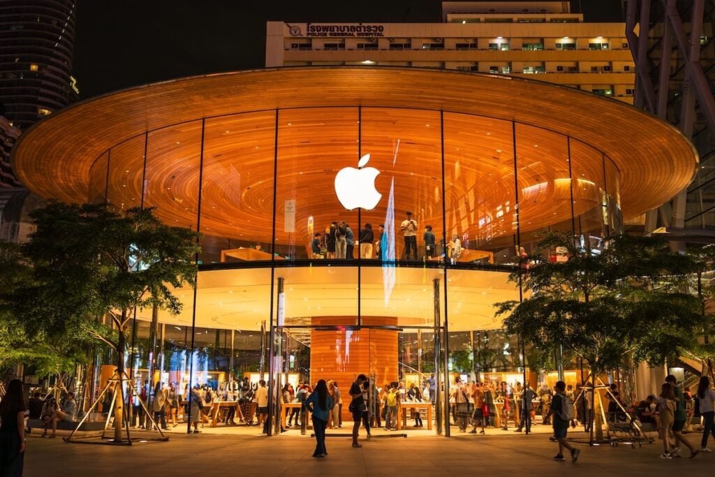 apple-hits-record-highs,-eyes-foldable-market-share,-tim-cook’s-final-earnings-call-and-more:-this-week-i