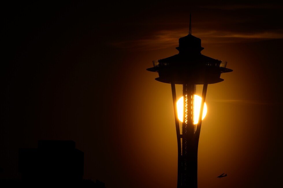 seattle-police-say-men-who-parachuted-from-the-space-needle-face-trespassing-charges