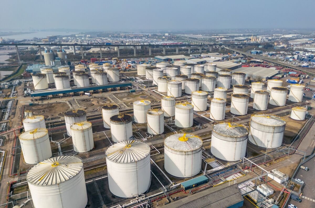 oil-tumbles-as-us-and-iran-pause-military-strikes:-markets-wrap