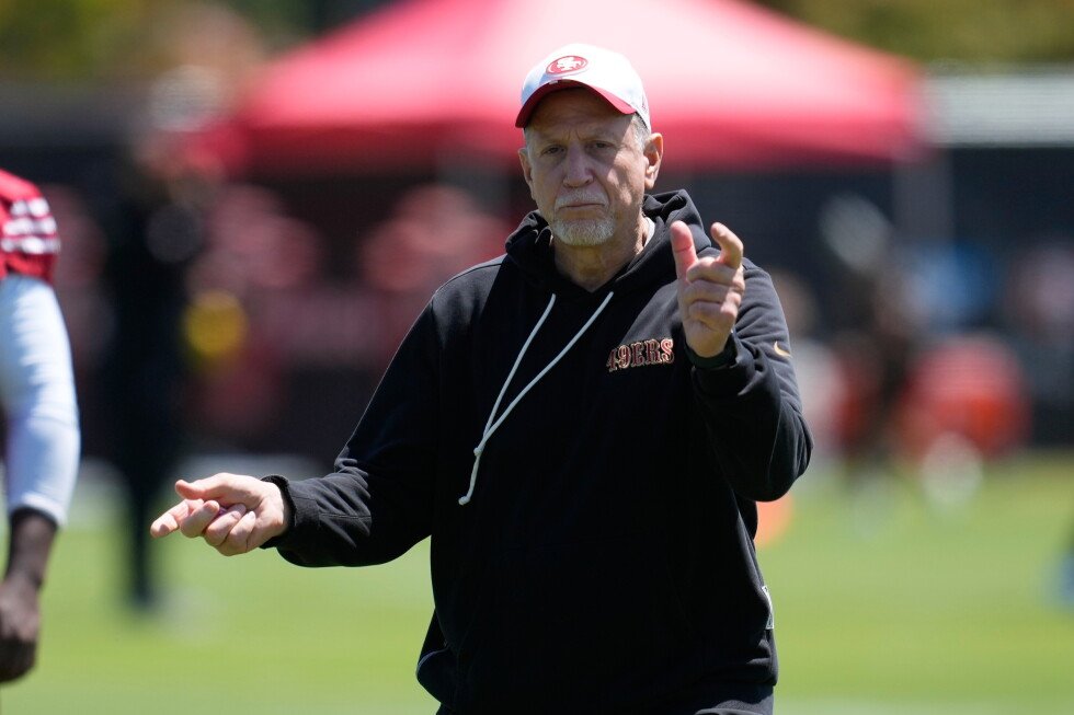 kyle-shanahan-makes-cameo-appearance-at-49ers-practice-following-car-crash