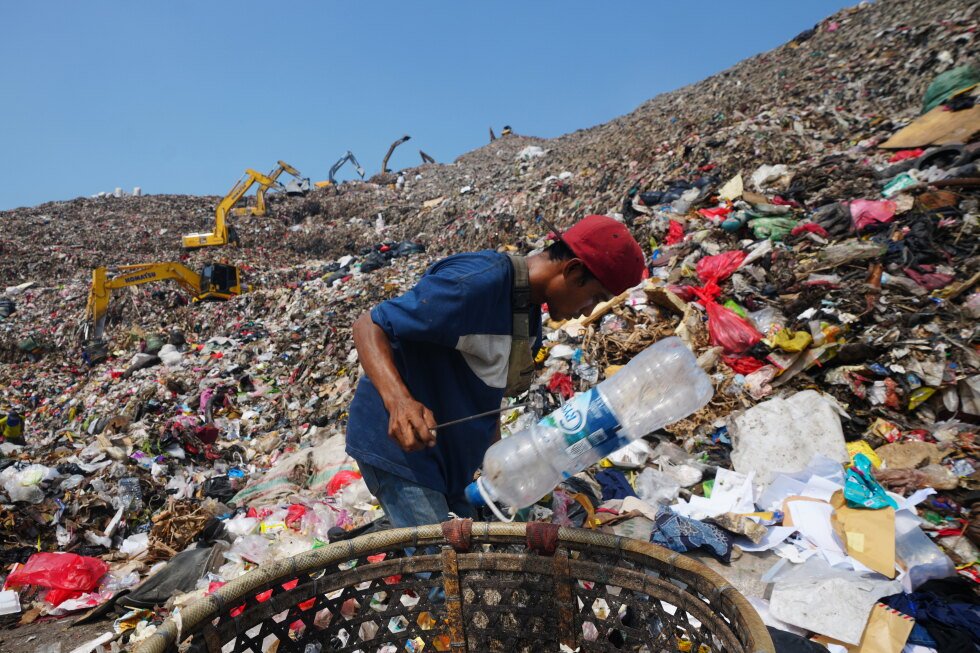indonesia-plan-to-cut-landfill-methane-alters-trash-picker-livelihoods