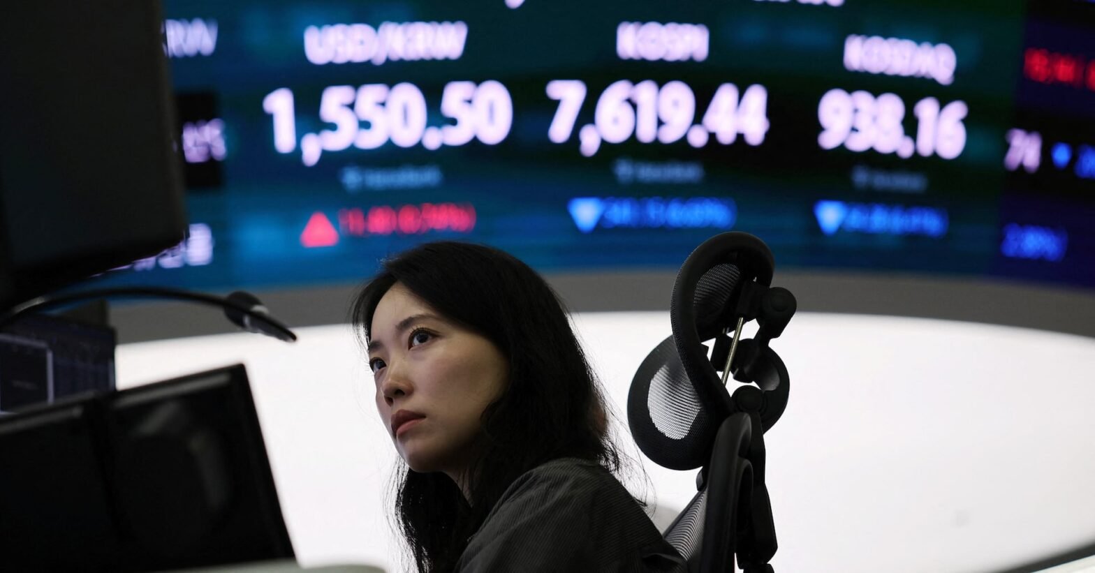 ai-anxiety-sparks-tech-rout,-broad-selloff-in-asian-markets