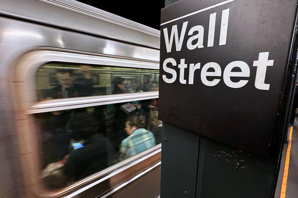 south-korea’s-kospi-share-index-plunges-10%-on-selling-of-chipmaking-stocks