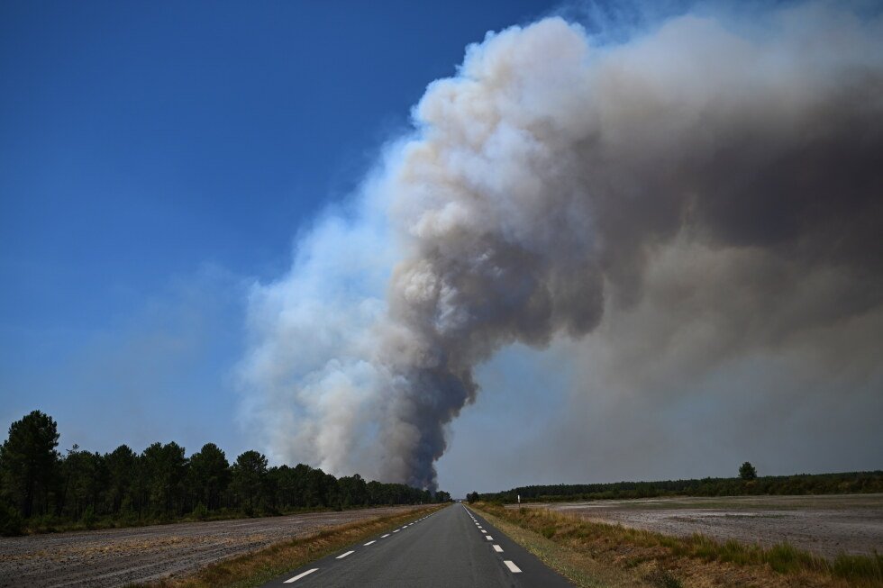 french-firefighters-hold-back-vast-wildfire-as-heat-and-drier-air-returns
