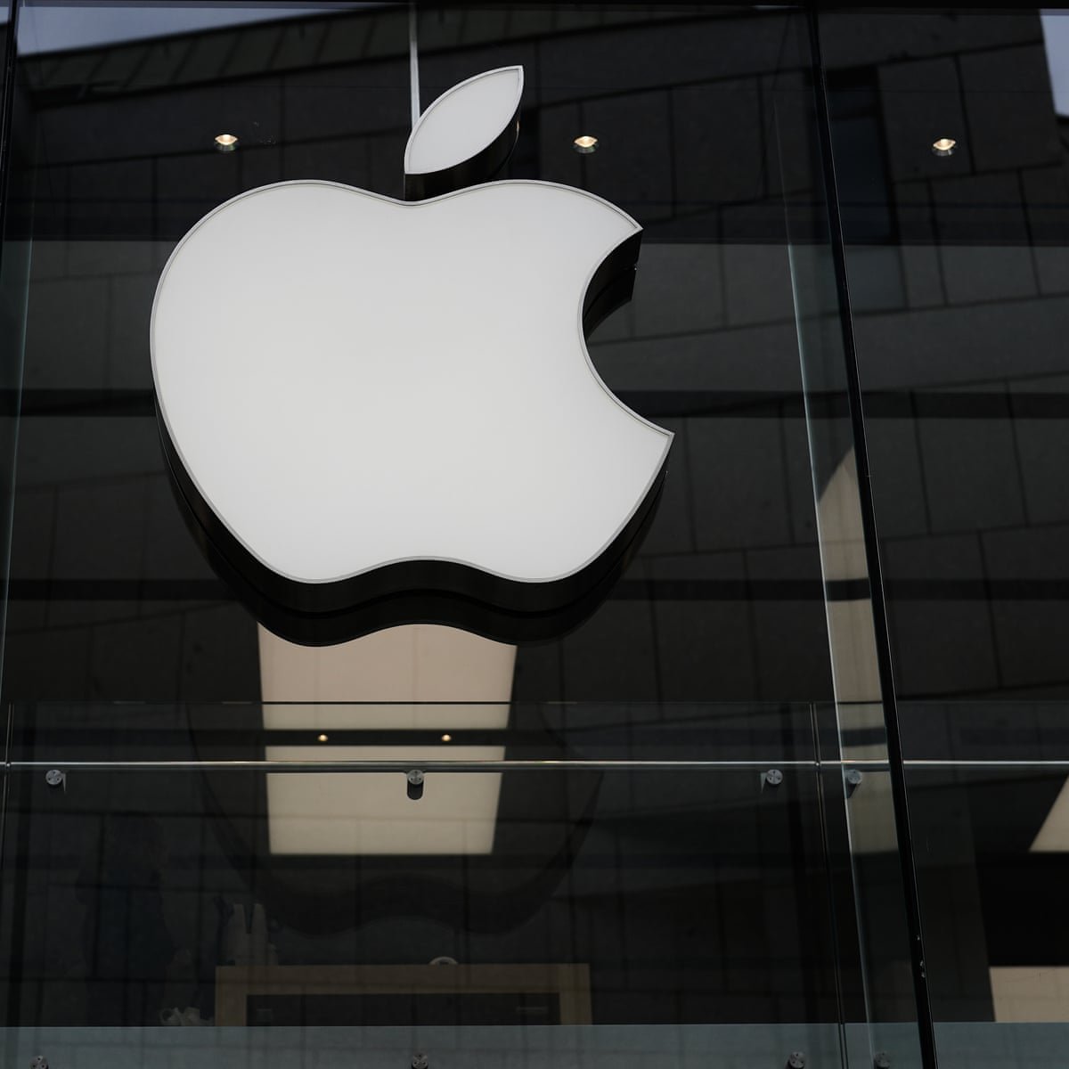 apple-becomes-second-ever-$5tn-company-as-investors-flee-ai-stocks