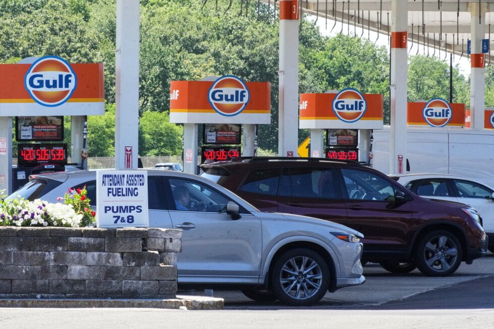 americans’-confidence-in-us-economy-fell-this-month-as-iran-conflict-sent-gas-prices-back-up