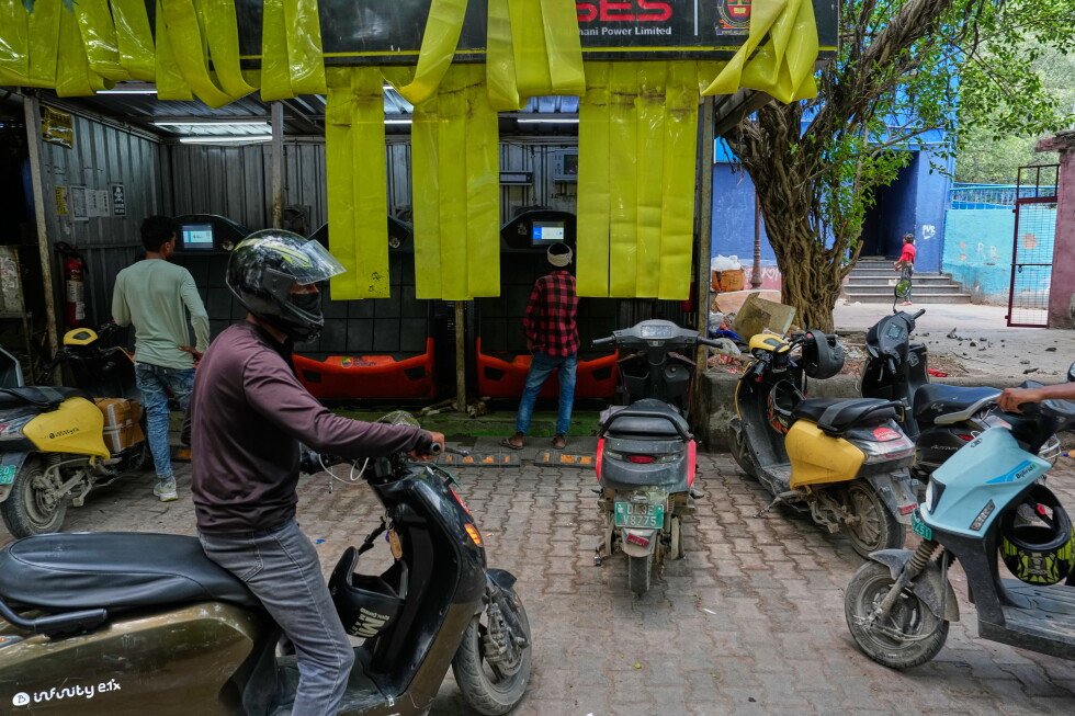 delhi-plans-major-shift-to-electric-vehicles-as-it-phases-out-gas-powered-models