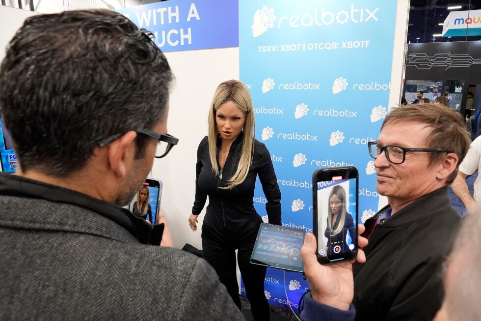 new-york-school-pauses-plan-to-deploy-robot-teacher-amid-opposition