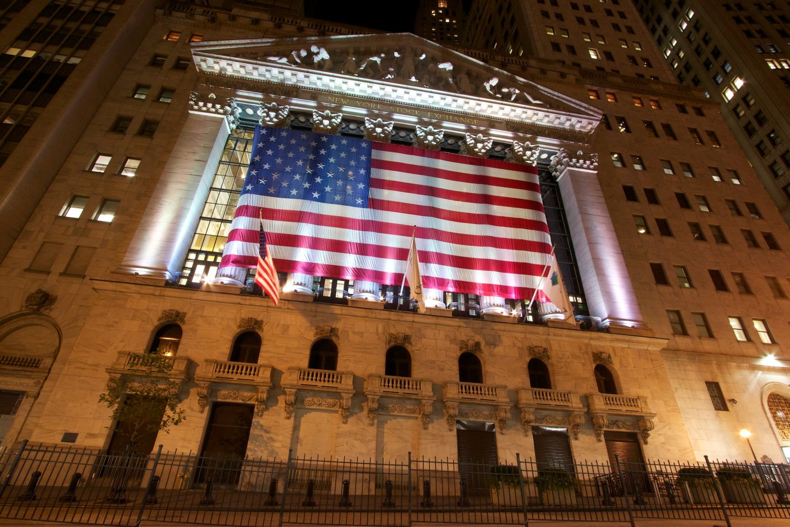 US Stock Market Today: Wall Street Split After Tech Rout; S&P, Dow Edge Higher As Nasdaq Slips