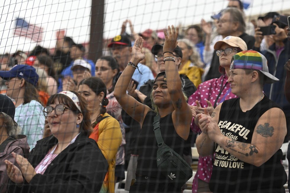 women’s-professional-baseball-league-makes-a-rainy-debut-in-front-of-enthusiastic-crowd