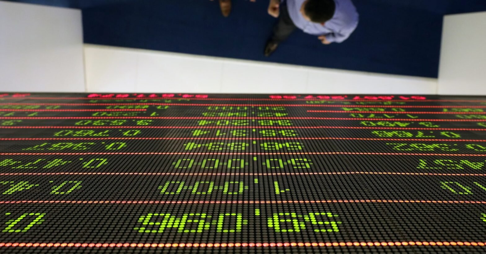 gulf-stocks-rise-as-iran-de-escalation-hopes,-earnings-lift-sentiment