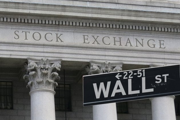 stock-futures-inch-up-ahead-of-earnings,-labor-data