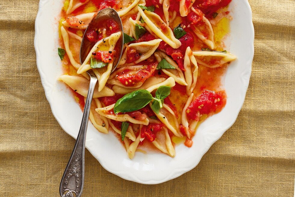 a-no-cook-tomato-sauce-recipe-from-meryl-feinstein-for-hot-summer-days