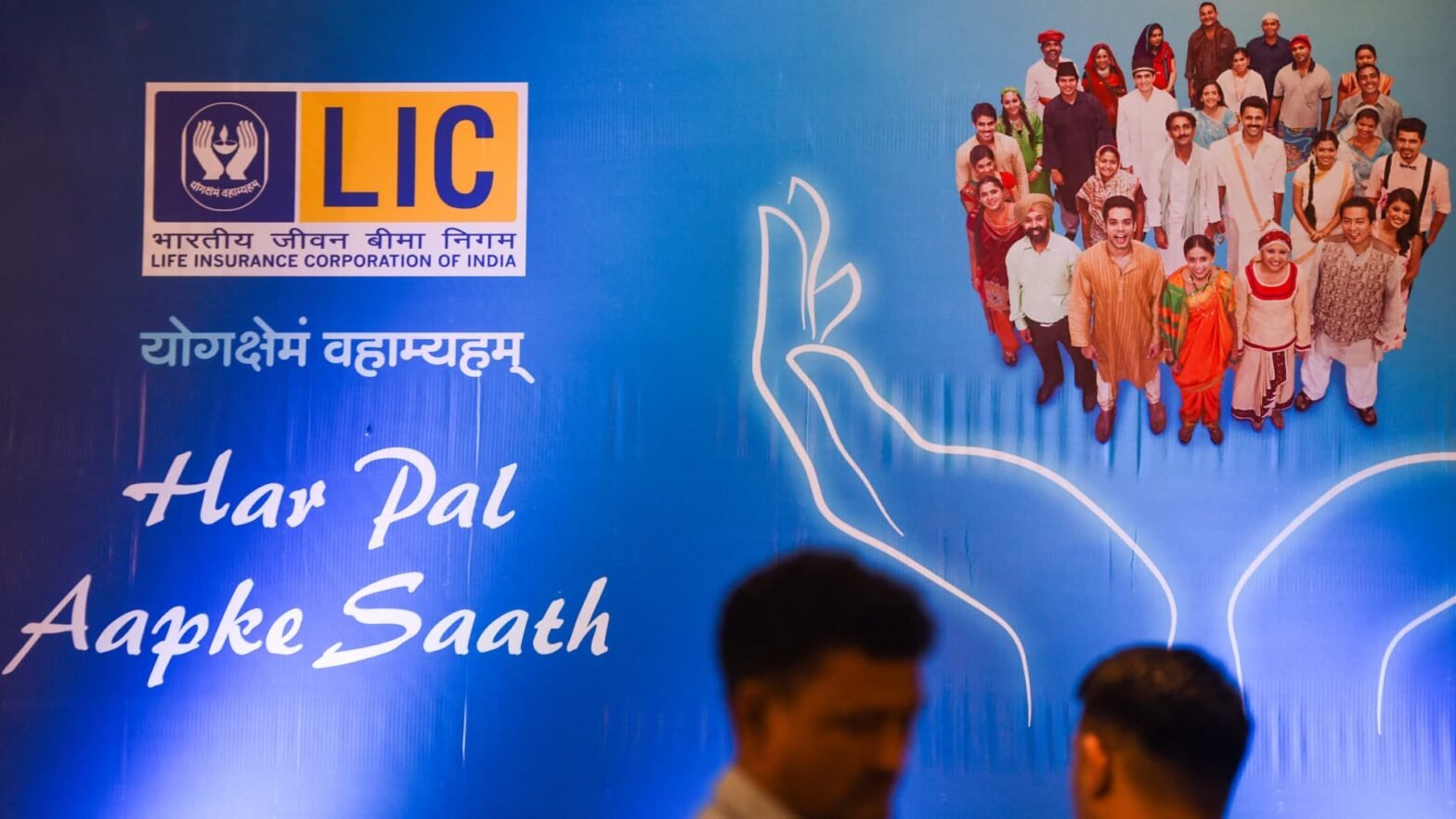 india-to-raise-up-to-$3.3-billion-by-selling-stake-in-country’s-largest-life-insurer-at-10%-discount