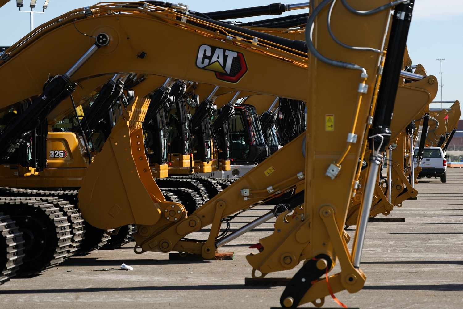 caterpillar-stock-jumps,-lifting-dow,-as-company-sees-‘broadening-momentum’