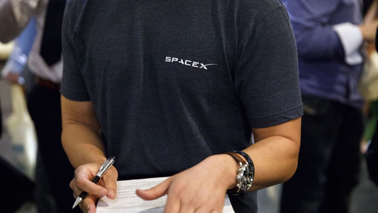 stocks-making-the-biggest-moves-midday:-palantir,-amazon,-spacex,-sandisk,-snap-&-more