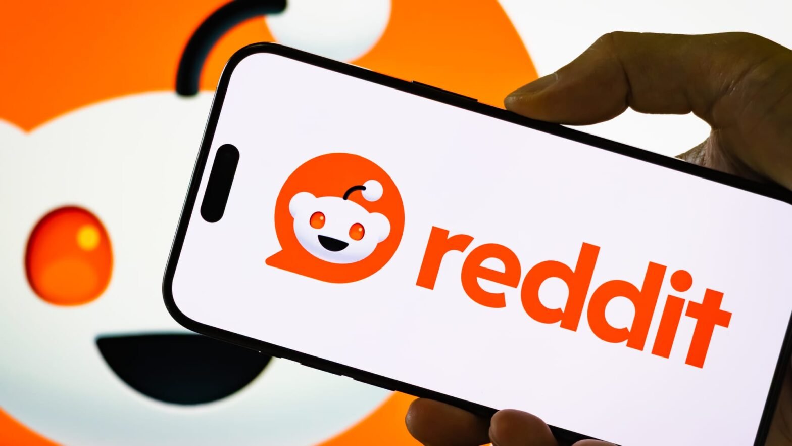 reddit-stock-sinks-on-report-it-may-not-renew-google-ai-content-deal