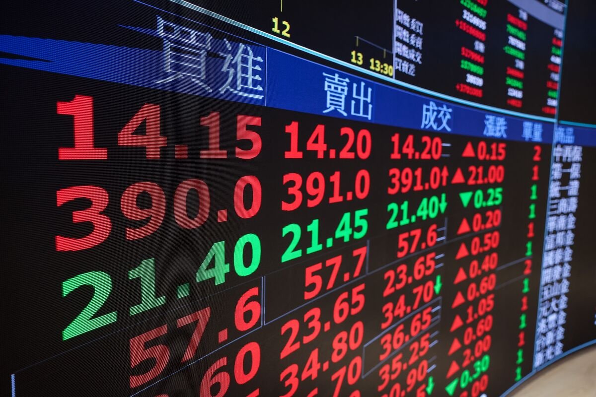 day-traders-hammered-by-stock-market-slump-double-down-in-taiwan