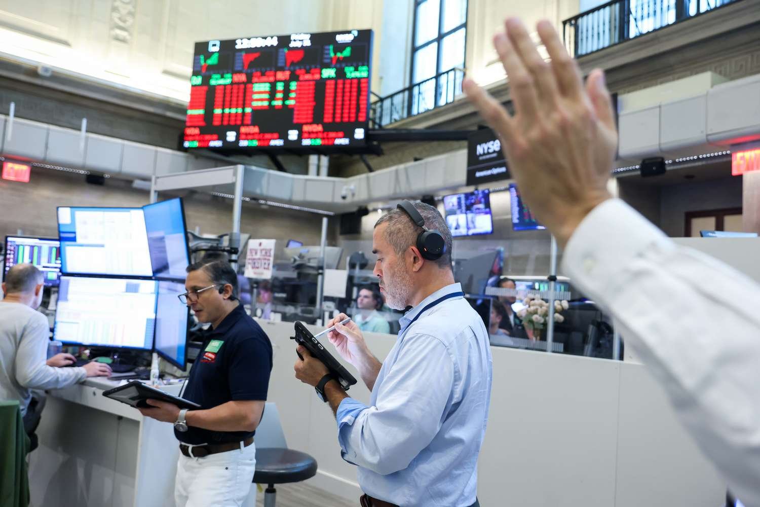 stock-market-today:-futures-mixed-after-dow-closes-at-record-high-for-3rd-straight-day;-memory-chipmakers-sink