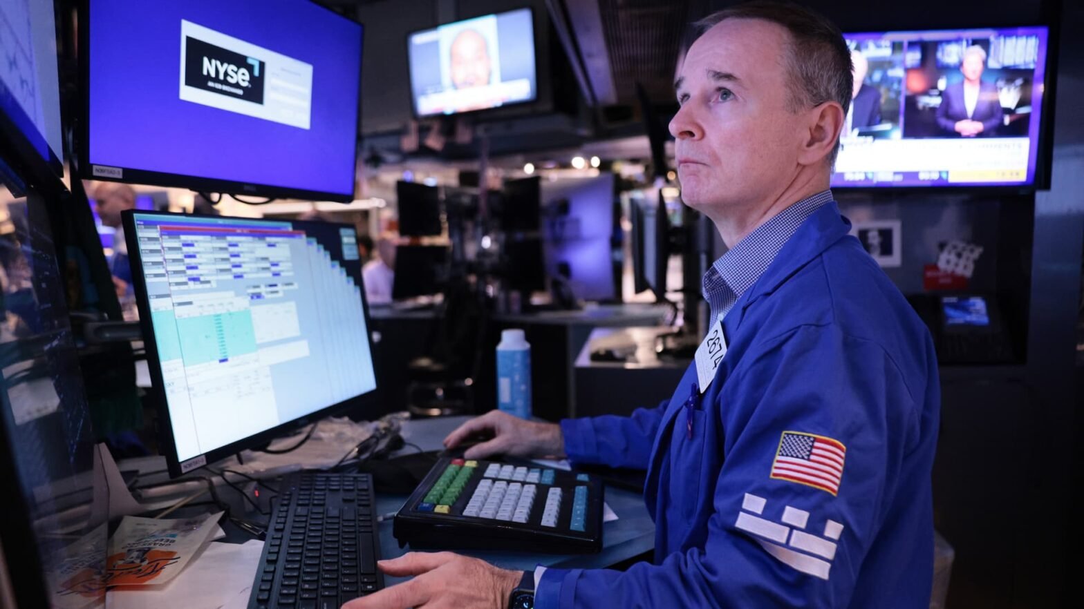 stock-futures-are-little-changed-after-blue-chip-dow-posts-new-record-close:-live-updates