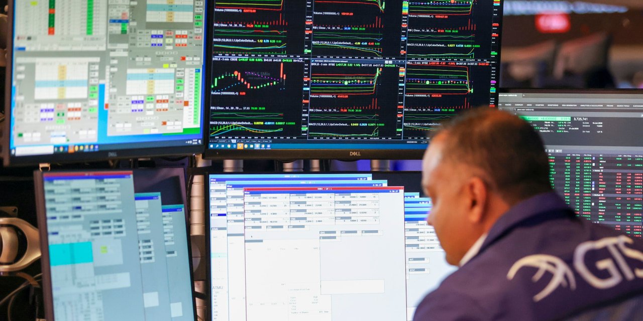 retirees-love-dividends,-but-the-stock-market-surge-is-making-them-think-again