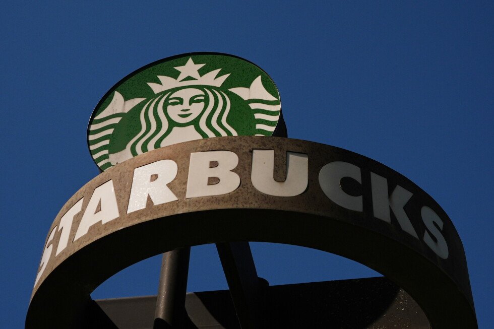 la-policia-surcoreana-allana-sede-local-de-starbucks-por-campana-publicitaria-que-evoco-masacre
