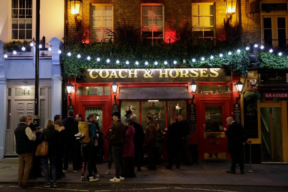 pub-owners-decry-plan-to-limit-‘vertical-drinking’-in-london
