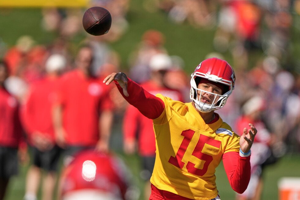 chiefs-coach-andy-reid-hints-patrick-mahomes-may-skip-preseason-entirely-after-knee-surgery