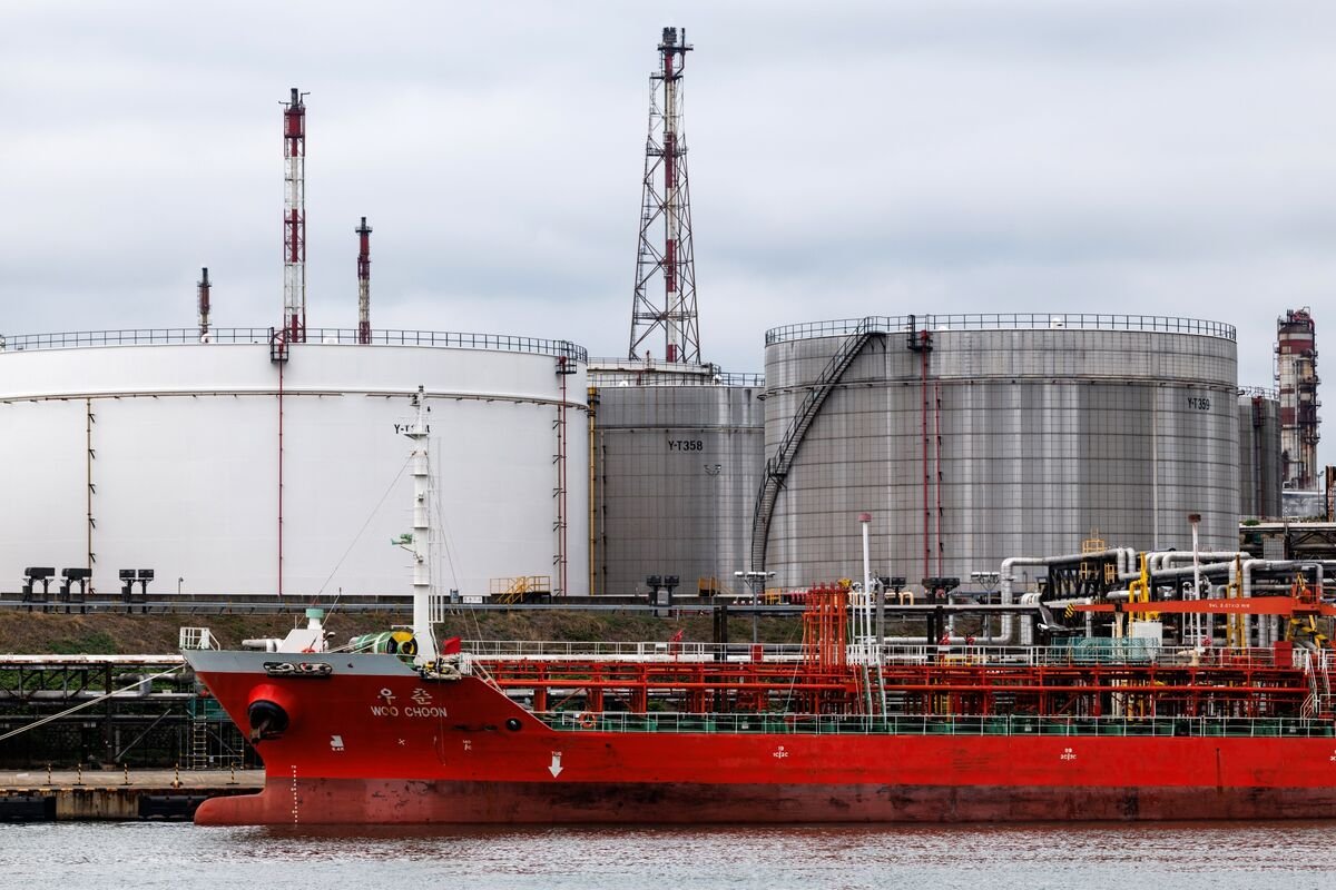 oil-extends-gains-as-hormuz-deal-remains-elusive:-markets-wrap