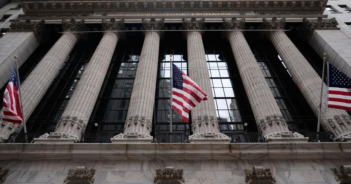 us-stock-market-holds-near-its-all-time-high-and-crude-oil-prices-rise