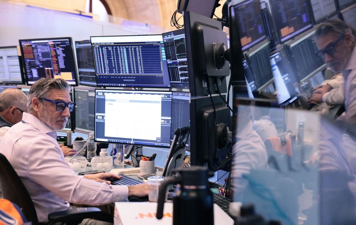 investors-abandon-hedges-in-order-to-chase-soaring-stocks