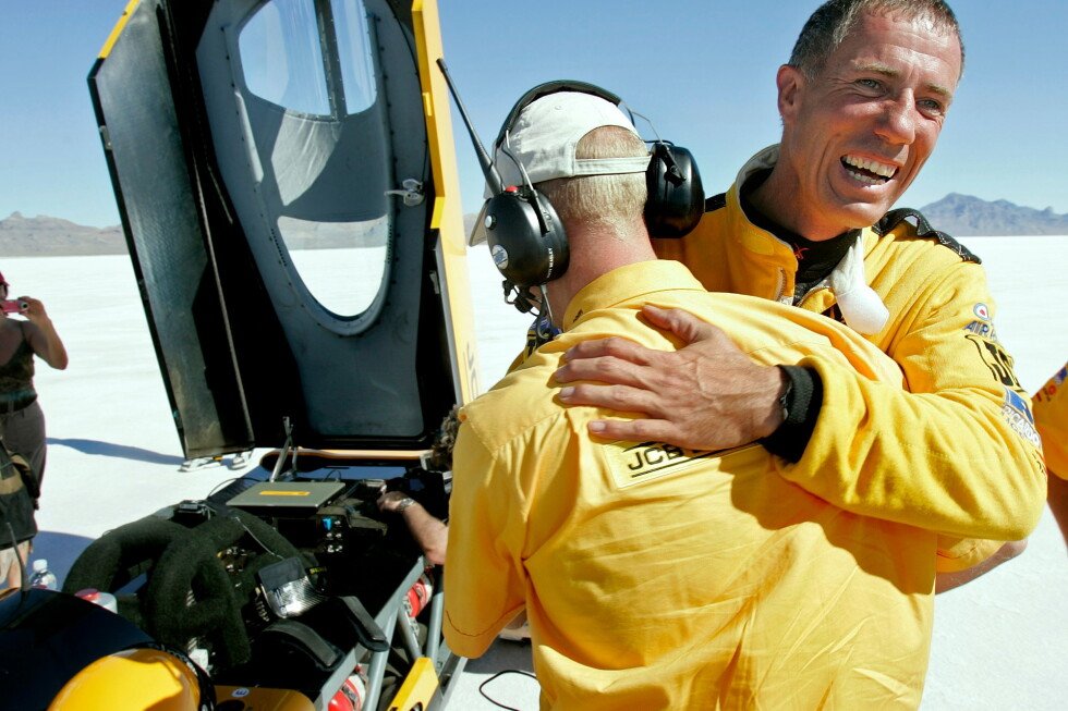 driver-andy-green-attempts-land-speed-record-in-hydrogen-powered-car