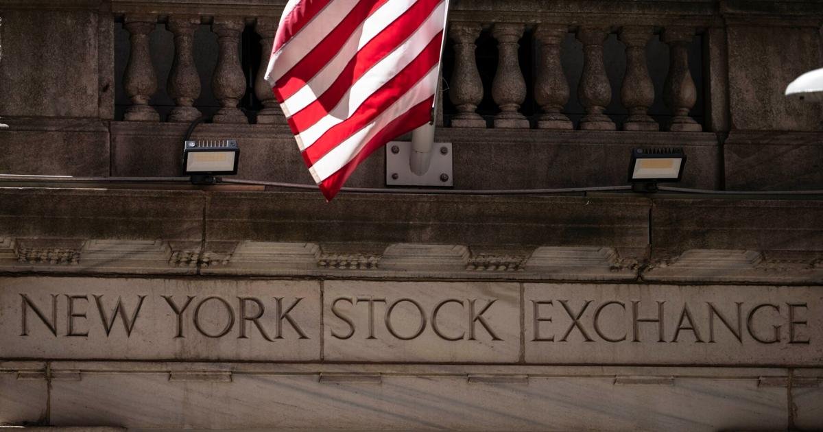 us-stock-market-edges-higher-while-crude-oil-prices-continue-to-swing