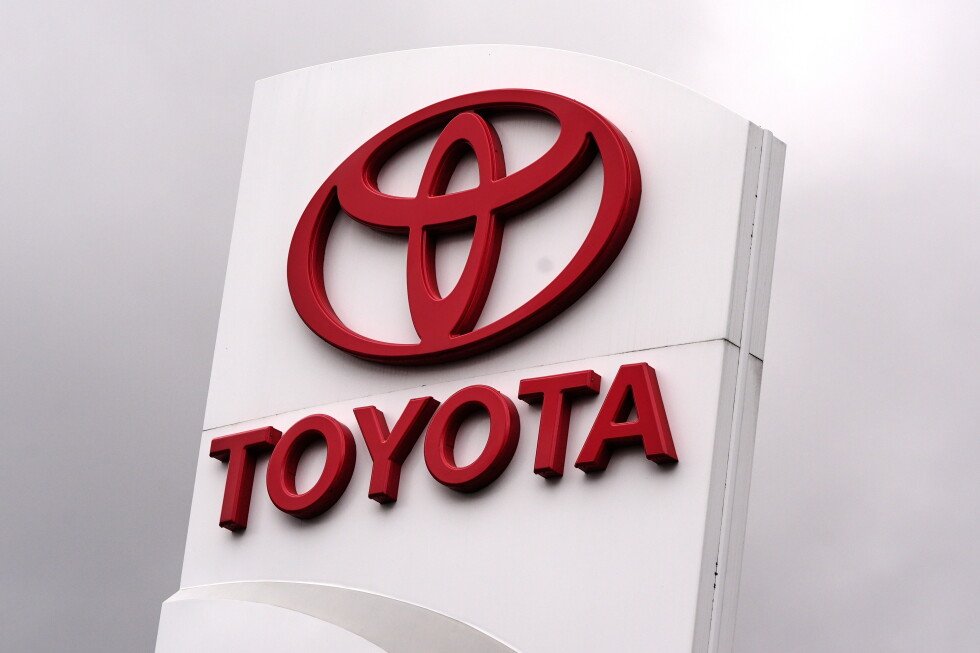 toyota-recalls-655,000-camry-cars-due-to-display-error