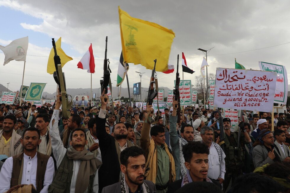 iranian-backed-houthi-rebels-renew-attacks-on-key-port-city,-deepening-fears-of-threats-to-shipping