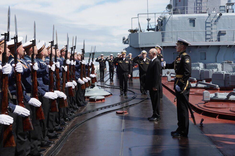 ukrainian-anti-ship-missiles-and-drones-strike-russian-naval-stronghold