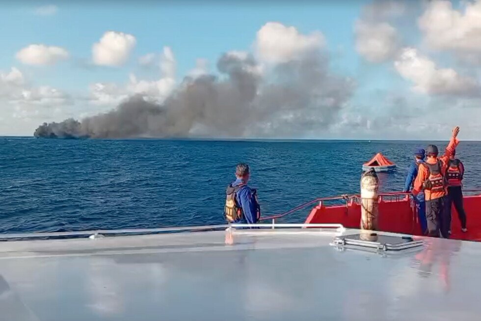 rescatistas-evacuan-a-mas-de-200-de-un-ferry-en-llamas-que-deja-al-menos-un-muerto-cerca-de-bali